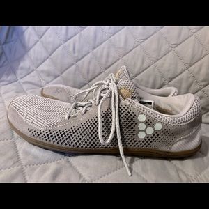 Vivobarefoot women’s Primus size 8